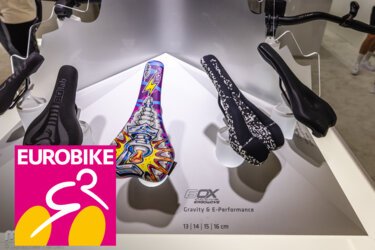 Eurobike 2024: SQlab – Celebrity-Sättel, Hosen, Flügelgriffe