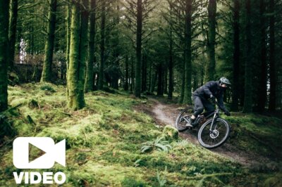 „Fast. Agile. Sharp.“: Mit dem neuen YT Izzo geht’s über irische Trails