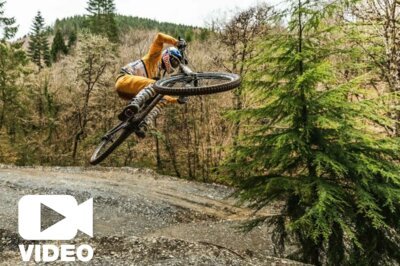 „Finding the most insane gaps possible“: Gee Atherton beim Bikefliegen