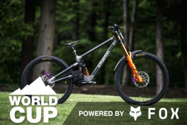 Downhill World Cup 2025 – Bielsko Biala: 7 DH-Bikes aus der Boxengasse – Powered by Fox